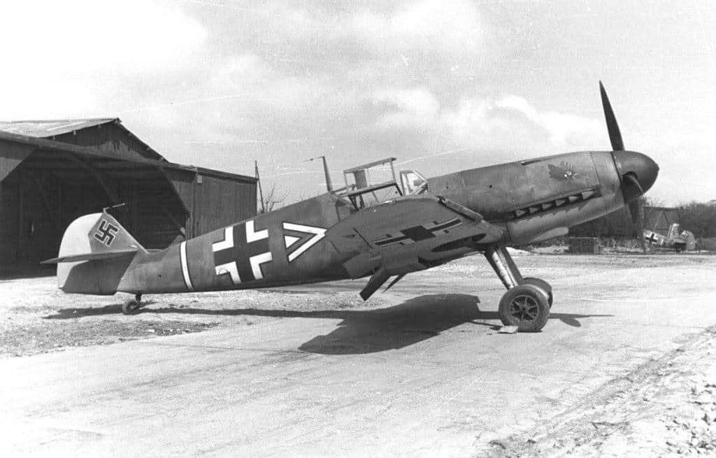 На фото самолет гауптмана (капитана) Ганса Хана из 3-й группы 2-й истребительной эскадры (III/JG 2) – Франция, 1941 г.